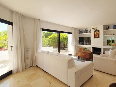 Piso con 2 habitaciones con ascensor, parking, calefacción y aire acondicionado en Marbella