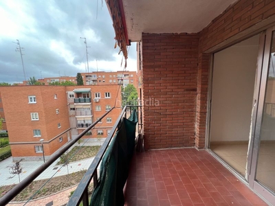 Piso en calle barcelona 26 inmobiliaria campuzano vende estupendo piso .
dispone de 3 dormitorios independiente, 1 baño, terraza, cocina muy amplia. ascensor. en Móstoles