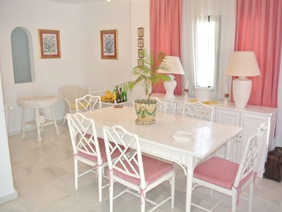 Piso en calle sierra bermeja 14a piso con 4 habitaciones con parking, calefacción y vistas al mar en Marbella