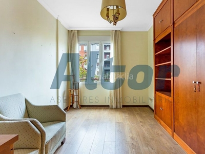 Piso en venta , con 85 m2, 3 habitaciones y 2 baños, ascensor, aire acondicionado y calefacción central gas. en Madrid