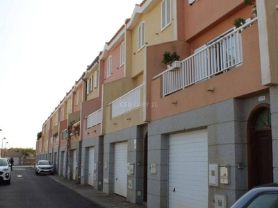 Venta Casa adosada en Calle Atabara 12 Santa Cruz de Tenerife. Buen estado 178 m²