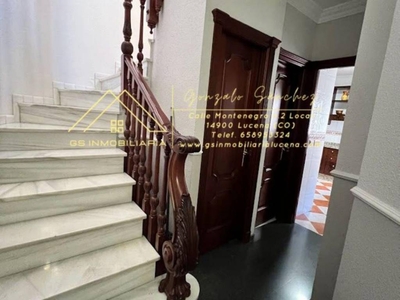 Venta Casa adosada en Calle Francisco de Duenas y Arjona Lucena. Buen estado plaza de aparcamiento con balcón calefacción individual 90 m²