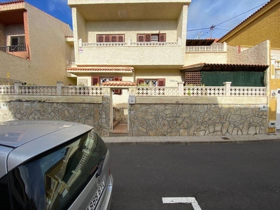 Venta Casa adosada en Perez Soto Santa Cruz de Tenerife. A reformar 134 m²