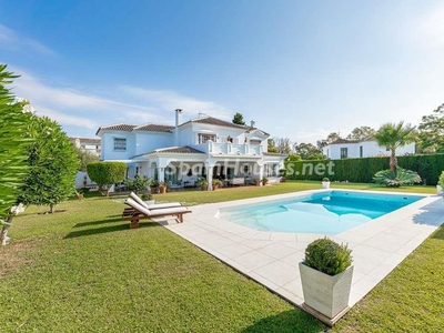 Villa independiente en venta en Atalaya-Isdabe, Estepona