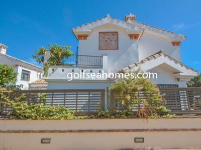 Villa independiente en venta en Benalmádena Costa