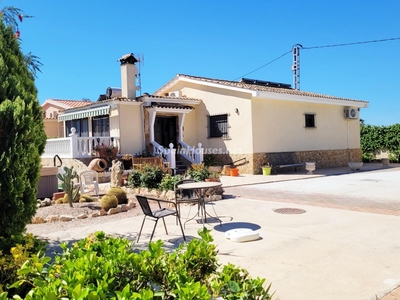 Villa independiente en venta en La Hoya-Daimes-El Derramador, Elche