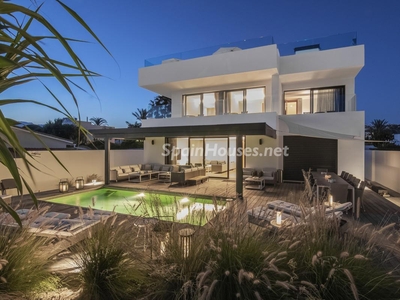Villa independiente en venta en Los Monteros, Marbella
