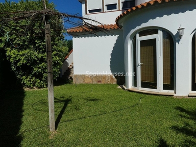 Villa independiente en venta en Oliva Nova