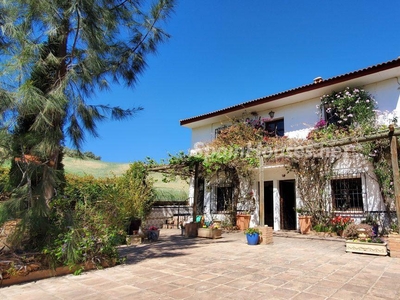 Villa independiente en venta en Riogordo