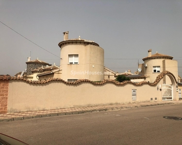 Villa independiente en venta en La Siesta, Torrevieja