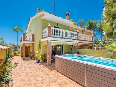 Villa pareada en venta en Nueva Andalucía, Marbella