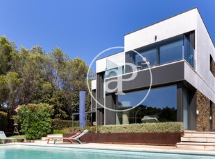 Casa independiente con piscina en venta en Bellaterra