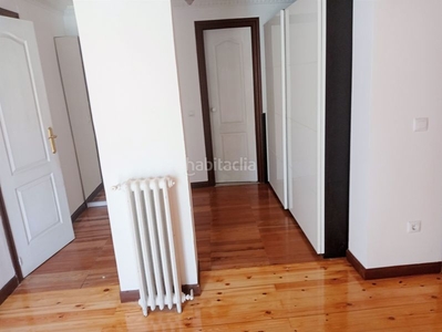 Alquiler ático con 2 habitaciones con ascensor, calefacción y aire acondicionado en Madrid