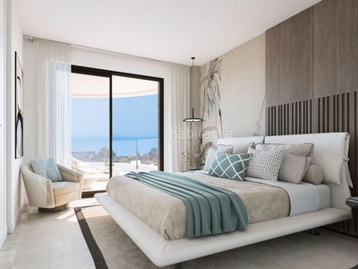 Ático dúplex de 2 dormitorios con solárium y vistas panorámicas al mar. en Estepona