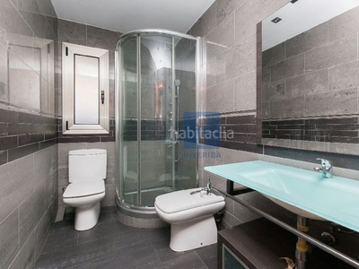 Ático en venta , con 66 m2, 4 habitaciones y 2 baños y ascensor. en Esplugues de Llobregat