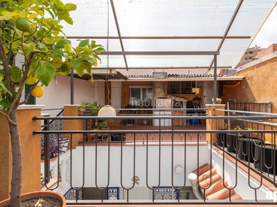 Casa adosada con 4 habitaciones con parking y calefacción en Sabadell