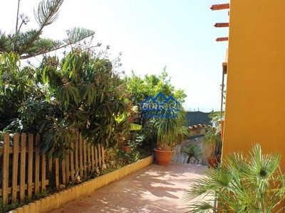 Casa adosada preciosa villa con piscina privada en Marbella