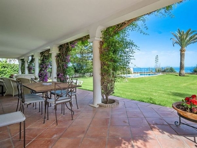 Casa con 6 habitaciones amueblada con parking, piscina, jardín y vistas al mar en Estepona