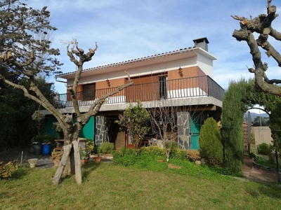 Casa per a dues families a prop de nucli urba de llinars en Sant Pere de Vilamajor