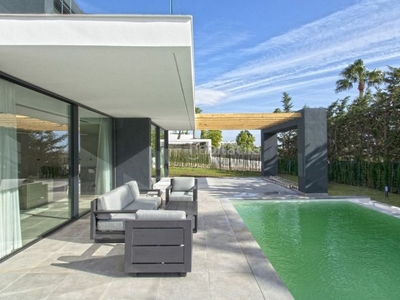 Casa ¡villa a estrenar lista para mudarse en Valle Romano Golf, con vistas tranquilas y panorámicas al mar! en Estepona