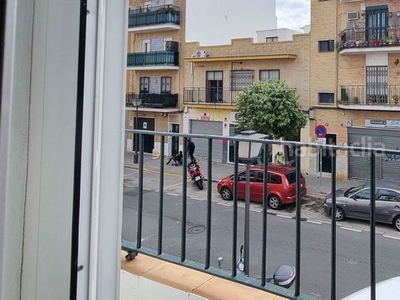 Chalet casa unifamiliar en esquina, con mucha luz y posibilidades de reforma en nervión en Sevilla