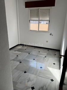 Piso con 4 habitaciones con ascensor y aire acondicionado en Sevilla