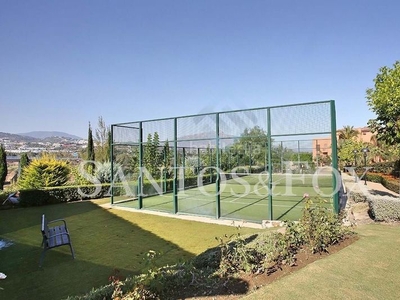 Piso magnífico ático de tres dormitorios dobles, uno de los cuales se encuentra en la planta superior, con terraza privada con vistas panorámicas. en Benahavís