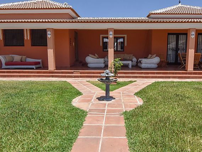Villa en venta con piscina en Almogía .