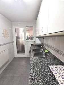 Piso con 2 habitaciones amueblado con ascensor, calefacción y aire acondicionado en Rubí