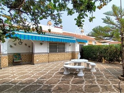 Venta de casa con piscina en Matalascañas (Almonte)