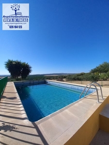 Venta de casa con piscina y terraza en Hornachuelos, Entrada Localidad