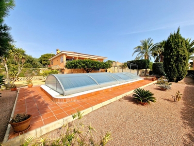 Venta de casa con piscina y terraza en Montnegre (Alicante)