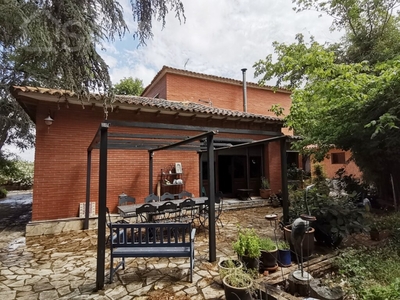 Venta de casa con piscina y terraza en Santa Isabel (Zaragoza)