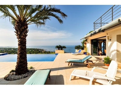 Villa exclusiva con vistas al mar y al Montgo