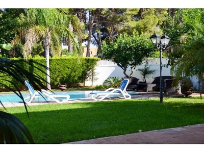 Villa independiente con piscina en las Rotas.