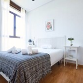 Alquiler apartamento este cómodo piso de una habitación exterior, está en solo a unos pasos del disfrute de la cultura , en Madrid