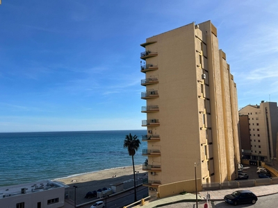 Apto. Playa en venta. Piso frontal al mar con espectaculares vistas despejadas. Consta de 3 dormitorios dobles, 2 baños y parking comunitario.