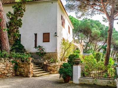 Casa Aislada en venta. Casa de 221 distribuidos en dos plantas, con espectaculares vistas al mar, con un diseño que combina funcionalidad y elegancia.