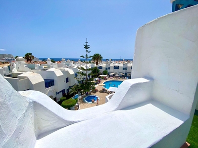 Planta Baja en venta. Maravilloso apartamento en Costa Adeje. Perfecta ubicación, comunidad con piscina, amplia terraza. A 10 minutos de la playa a pie.
