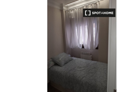 Se alquila habitación en piso de 4 dormitorios en Delicias, Zaragoza