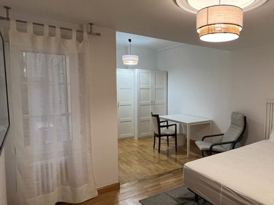 Se alquila habitación en piso de 6 habitaciones en Zaragoza