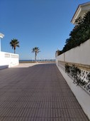 Casa playa miramar a 200 metros mar , garaje, barbacoa, chimenea, terreno en Bellreguard