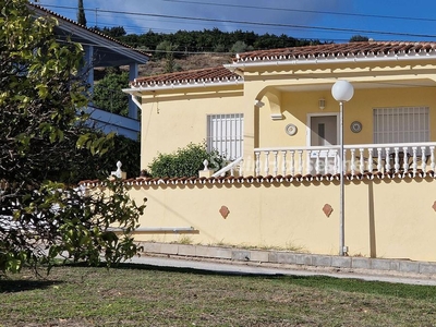 Villa independiente en venta en Coín