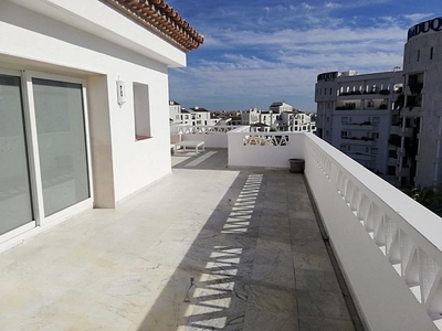 Alquiler de ático en Puerto Banús de 3 habitaciones con terraza y piscina