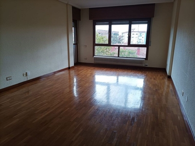 Alquiler de piso en Centro - Logroño de 3 habitaciones con terraza y balcón