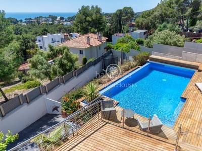 Casa moderna villa con vistas panorámicas al mar a la venta en montemar en Castelldefels