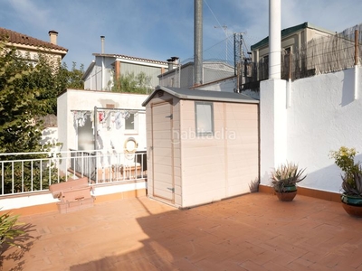 Casa pareada en carrer cuyàs i sampere casa adosada de dos plantas con jardín y terraza en peramás en Mataró