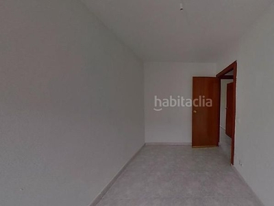 Piso con 3 habitaciones con calefacción en Reyes Parla