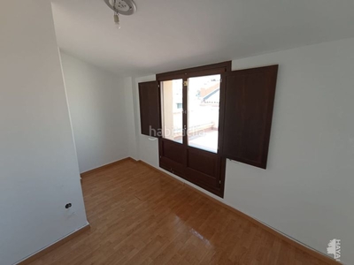 Piso cuarto con 4 habitaciones, ascensor, calefacción y terraza en Lleida