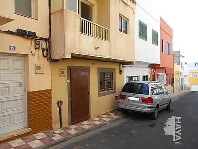 Piso en venta en Arico de 2 habitaciones con balcón